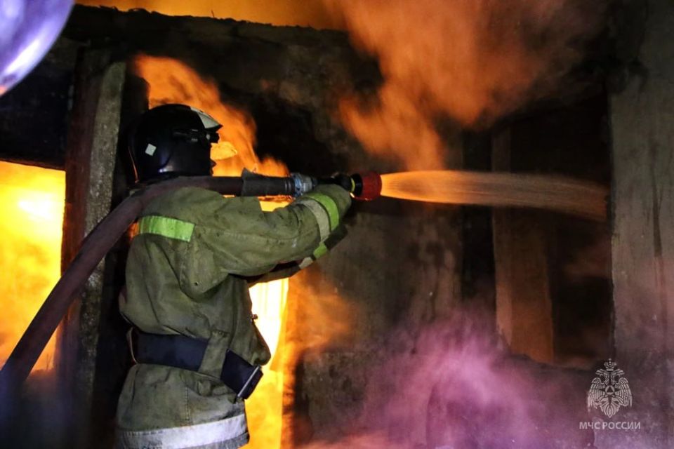 МЧСДНР_СВОД за сутки. Ликвидировано 16 пожаров, из них ландшафтных – 2. На пожаре, причина которого устанавливается, пострадали 2 человека