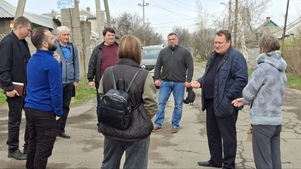 Валентин Левченко: В рамках проекта Управдом партии Единая Россия сегодня совместно с депутатами Донецкого городского совета Василием Гребенюком и Виталием Каларашем провел встречу с жителями микрорайона «5й участок»