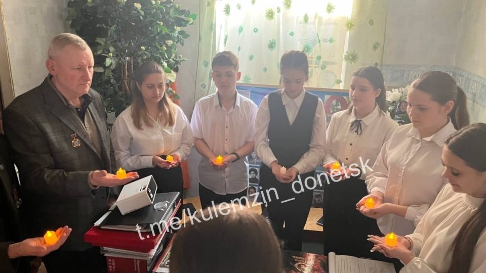 Сегодня на базе музея "Памяти подвига ликвидаторов аварии на Чернобыльской АЭС" школы № 11 прошёл круглый стол "ЧЕРНОБЫЛЬ: БЫЛЬ И БОЛЬ" Сегодня на базе музея "Памяти подвига ликвидаторов аварии на Чернобыльской АЭС" школы № 11 прошёл круглый стол "ЧЕРНОБЫЛЬ: БЫЛЬ И БОЛЬ"