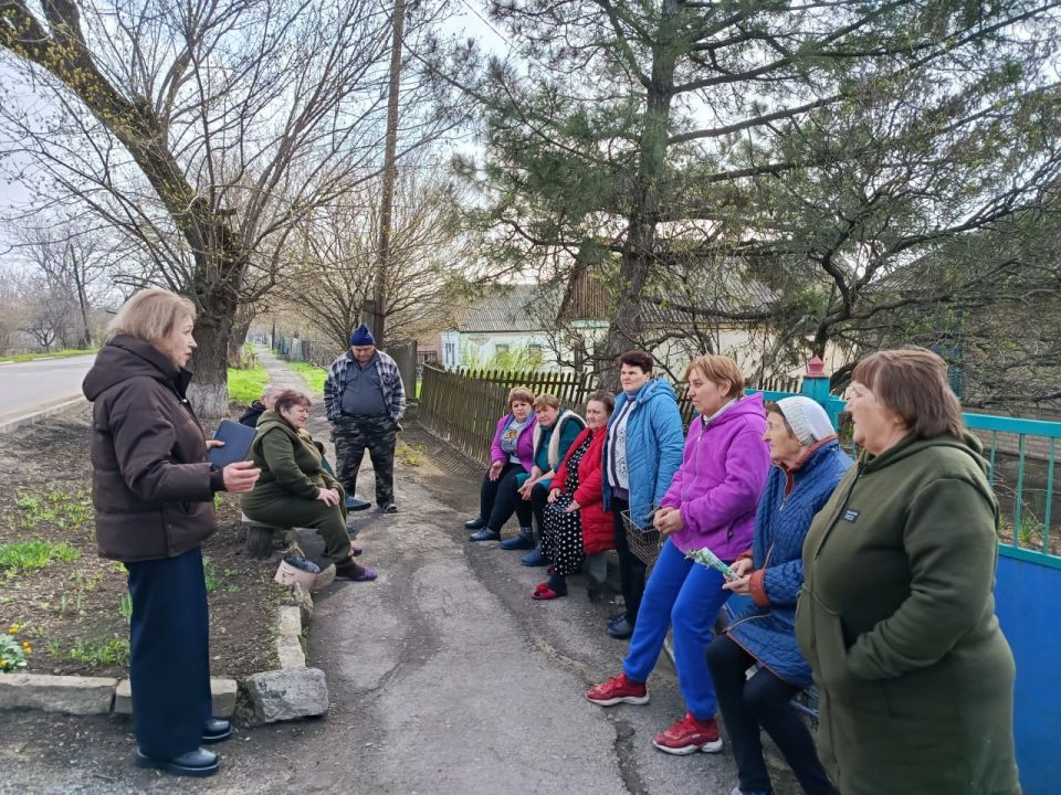 Начальник Новокатериновского территориального отдела Администрации Старобешевского муниципального округа Светлана Осипенко провела встречу с жителями села Новокатериновка