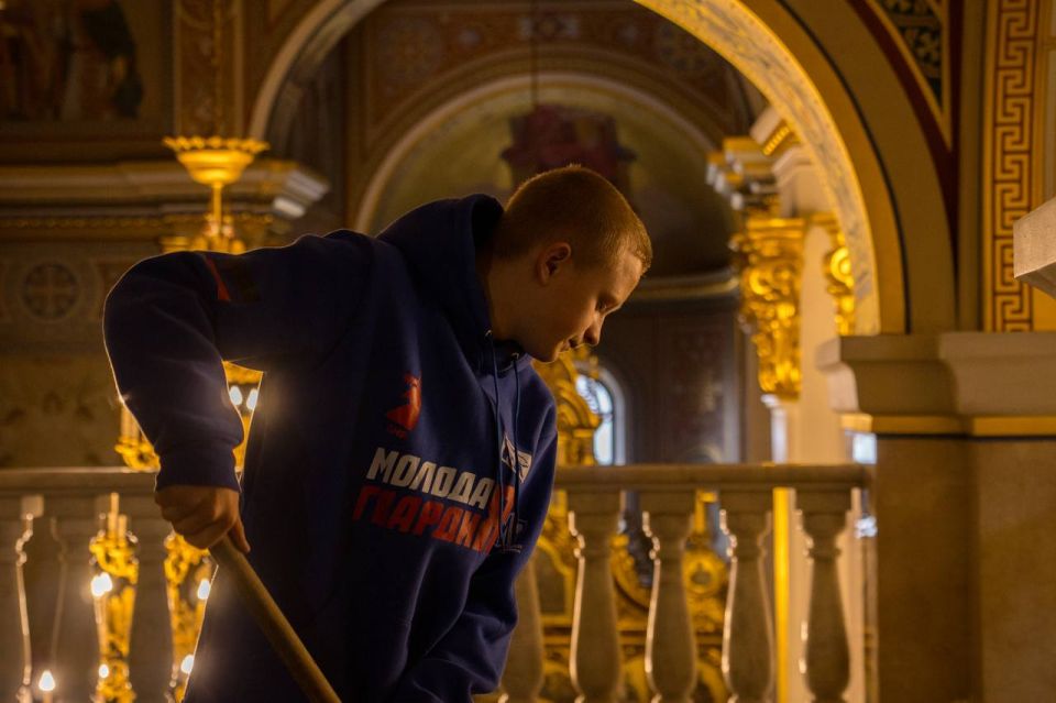 Активисты Молодёжки помогли привести в порядок Спасо-Преображенский кафедральный собор Активисты Молодёжки помогли привести в порядок Спасо-Преображенский кафедральный собор