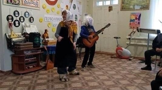 В городе Комсомольское прошла развлекательная программа «Первоапрельский кураж», посвященная Дню смеха В городе Комсомольское прошла развлекательная программа «Первоапрельский кураж», посвященная Дню смеха