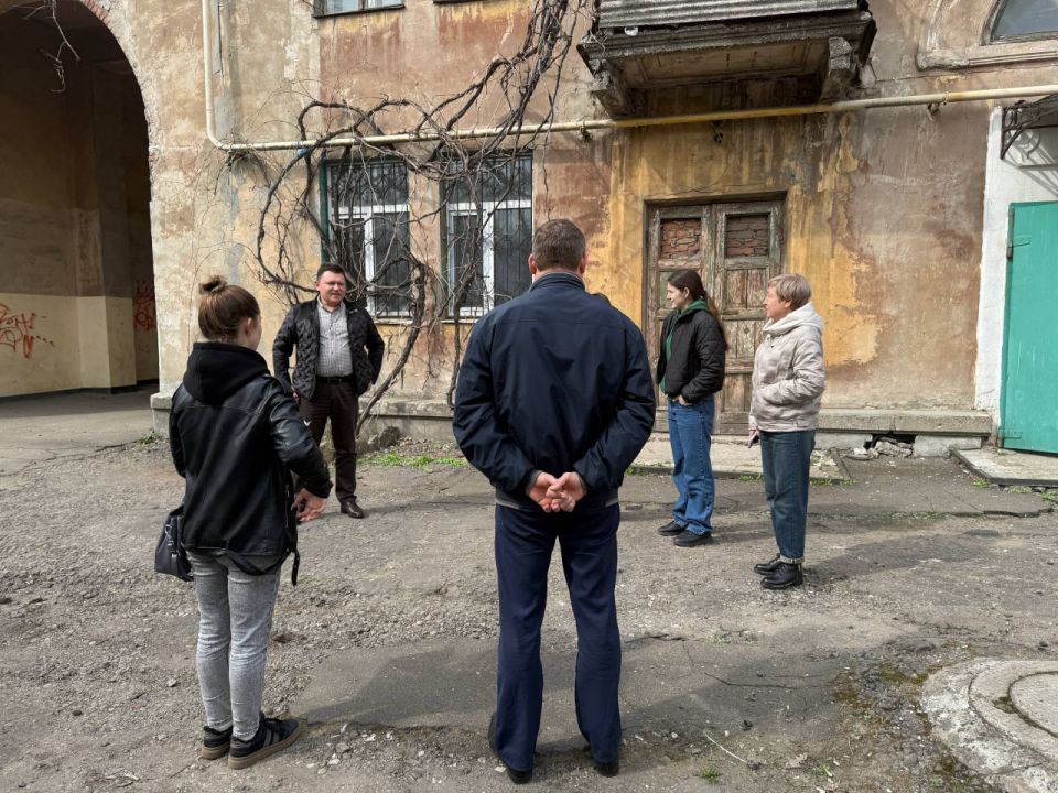 Сегодня, 2 апреля, по инициативе Главы ДНР Дениса Пушилина, депутат Макеевского городского совета Андрей Лаверченко провел встречу с жителями Кировского района на подведомственной территории по ул. Чудская, 13