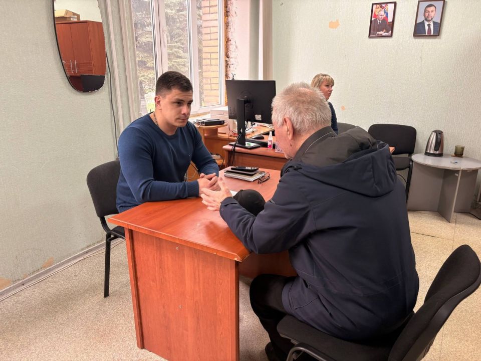 Александр Пеняев: Вместе с заместителем главы администрации округа Артемом Поликарповым провели традиционный личный прием жителей в администрации Ясиноватой Александр Пеняев: Вместе с заместителем главы администрации округа Артемом Поликарповым провели традиционный личный прием жителей в администрации Ясиноватой