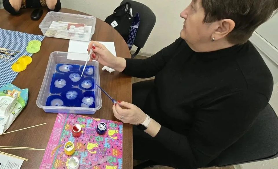 Для пожилых мариупольцев организовали мастер-класс по рисованию на воде Для пожилых мариупольцев организовали мастер-класс по рисованию на воде