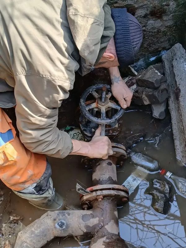 Аварийная бригада Забайкалья ликвидировала десятки порывов в Комсомольском и окрестных селах Старобешевского округа