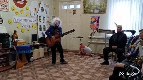 В городе Комсомольское прошла развлекательная программа «Первоапрельский кураж», посвященная Дню смеха В городе Комсомольское прошла развлекательная программа «Первоапрельский кураж», посвященная Дню смеха