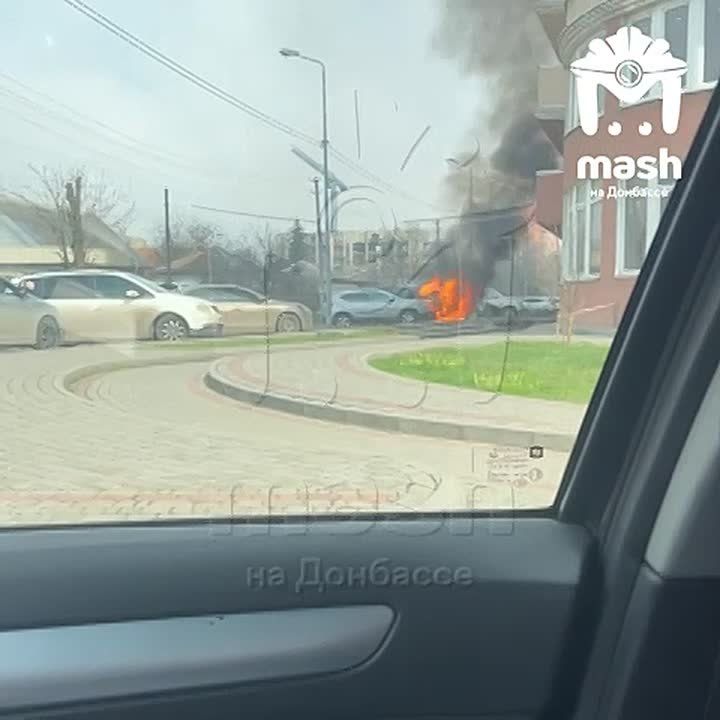 Машина загорелась возле ДК Куйбышева в Донецке