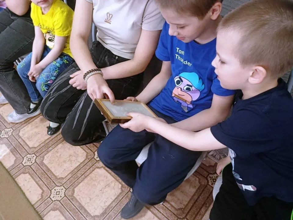 2 апреля, в рамках республиканской недели детской и юношеской книги сотрудники центральной детской библиотеки вместе с ребятами из ГБУ СОН «СРЦН г. Харцызск» познакомились с историей письменности, печатного слова, с... 2 апреля, в рамках республиканской недели детской и юношеской книги сотрудники центральной детской библиотеки вместе с ребятами из ГБУ СОН «СРЦН г. Харцызск» познакомились с историей письменности, печатного слова, с...