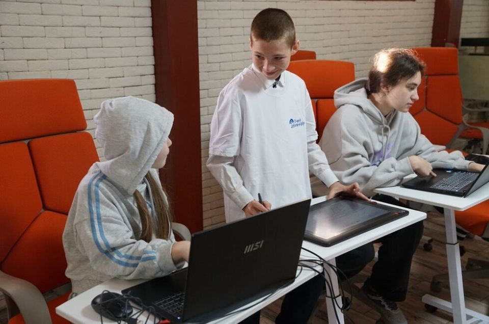 Подростки ДНР и Запорожской области познают основы работы с ИИ