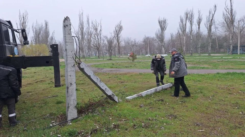 На левобережье Мариуполя специалисты демонтировали повреждённые электроопоры На левобережье Мариуполя специалисты демонтировали повреждённые электроопоры