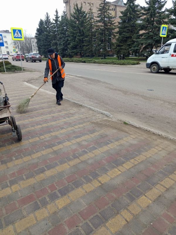Александр Пеняев: С заботой об округе. Сегодня работники Ясиноватского жилищно-эксплуатационного комбината продолжали благоустраивать Ясиноватую Александр Пеняев: С заботой об округе. Сегодня работники Ясиноватского жилищно-эксплуатационного комбината продолжали благоустраивать Ясиноватую