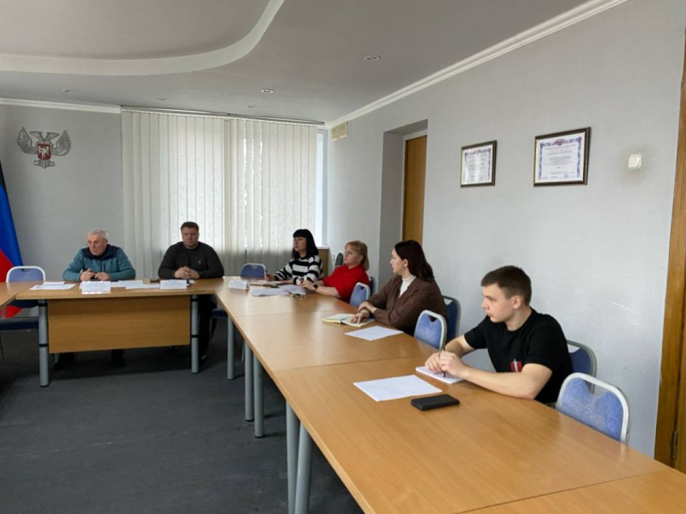 Евгений Поплавский: Провел заседание штаба по вопросам здравоохранения с заместителем главного врача по лечебной части ГБУ ДНР «ЦГБ г. Харцызска» Еленой Костюк, председателем городского совета, сотрудниками Администрации и...