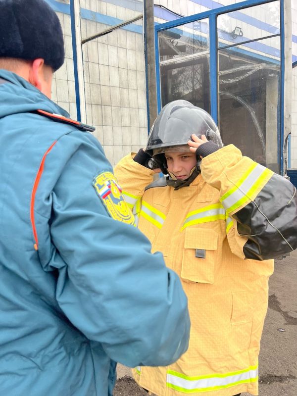 А вы когданибудь примеряли настоящий пожарный костюм? А вы когданибудь примеряли настоящий пожарный костюм?