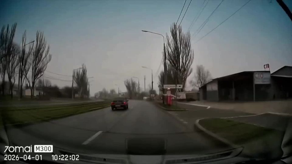 Грузовик чуть не расплющил машину в Мариуполе