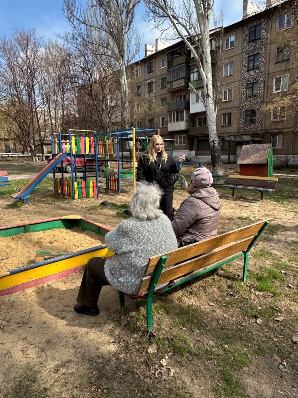 Встречи с населением. Заместитель председателя Енакиевского городского совета Анна Анатольевна Деменкова провела встречу с жителями дома по адресу: ул. Первомайская, 6. Местные жительницы, подняли несколько важных вопросов...