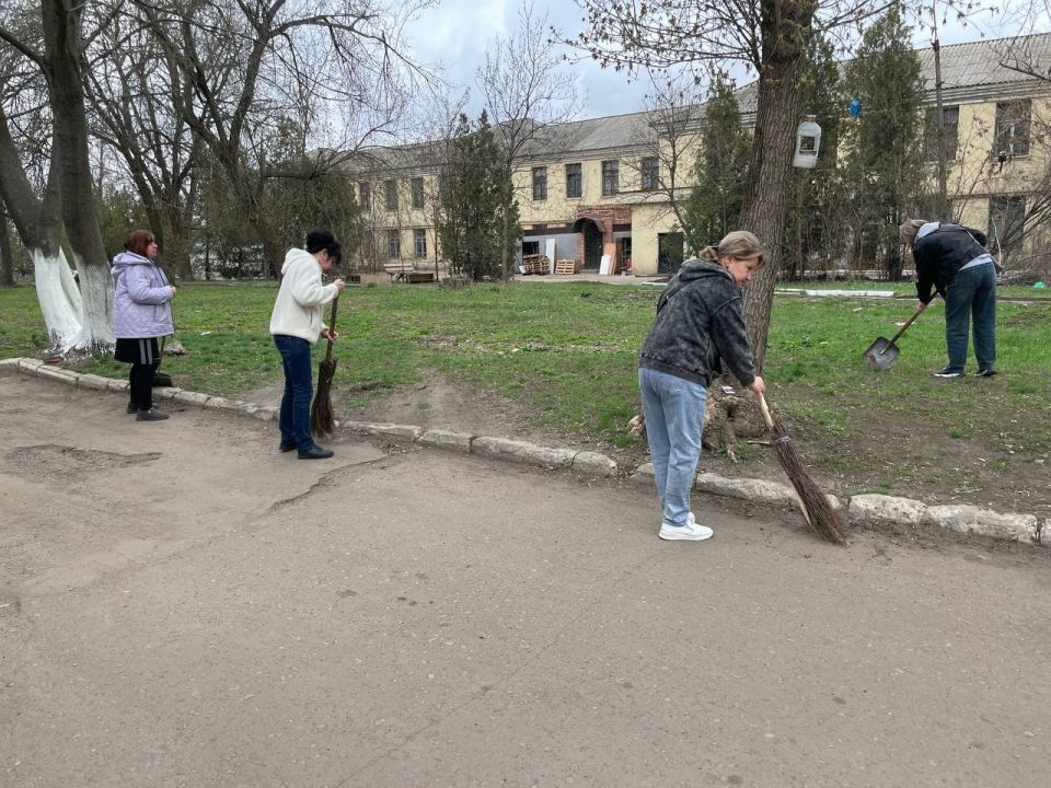 Сегодня, 2 апреля в Червоногвардейском районе прошла уборка прилегающих территорий в рамках партийного проекта «Донбасс — наш дом» партии «Единая Россия»