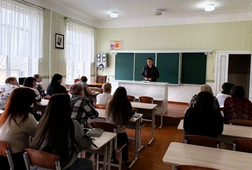 2 апреля депутат Макеевского городского созыва Андрей Зотеев провел встречу с трудовым коллективом Средней школы № 83