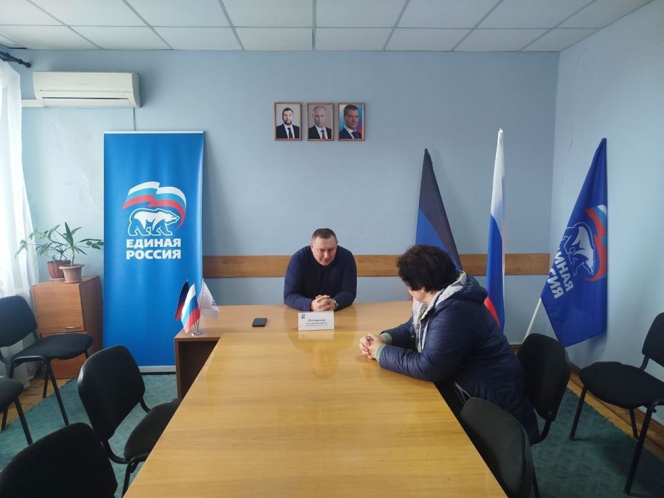 Председатель Иловайского городского совета Виталий Викторович Песчанский провёл приём граждан в общественной приёмной «Единая Россия»