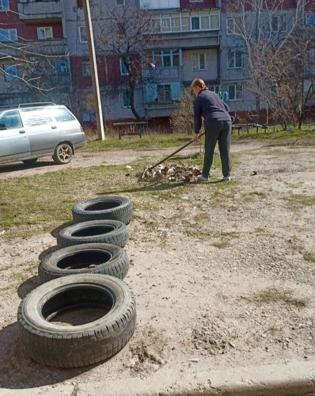 Александр Пеняев: Хорошей традицией стали субботники по уборке территорий ранней весной и без поддержки жителей выполнить ее очень сложно Александр Пеняев: Хорошей традицией стали субботники по уборке территорий ранней весной и без поддержки жителей выполнить ее очень сложно