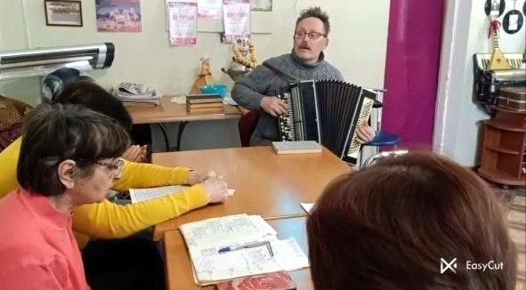 В городе Комсомольское прошла развлекательная программа «Первоапрельский кураж», посвященная Дню смеха В городе Комсомольское прошла развлекательная программа «Первоапрельский кураж», посвященная Дню смеха