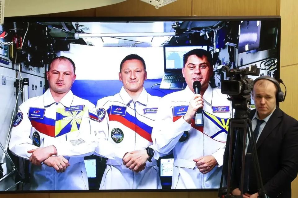 «Российский космос — это не только вопрос престижа, это вопрос будущего России как технологической державы. И мы совместно с вами будем добиваться того, чтобы космос в полной мере работал на эту задачу. Каждое открытие и... «Российский космос — это не только вопрос престижа, это вопрос будущего России как технологической державы. И мы совместно с вами будем добиваться того, чтобы космос в полной мере работал на эту задачу. Каждое открытие и...