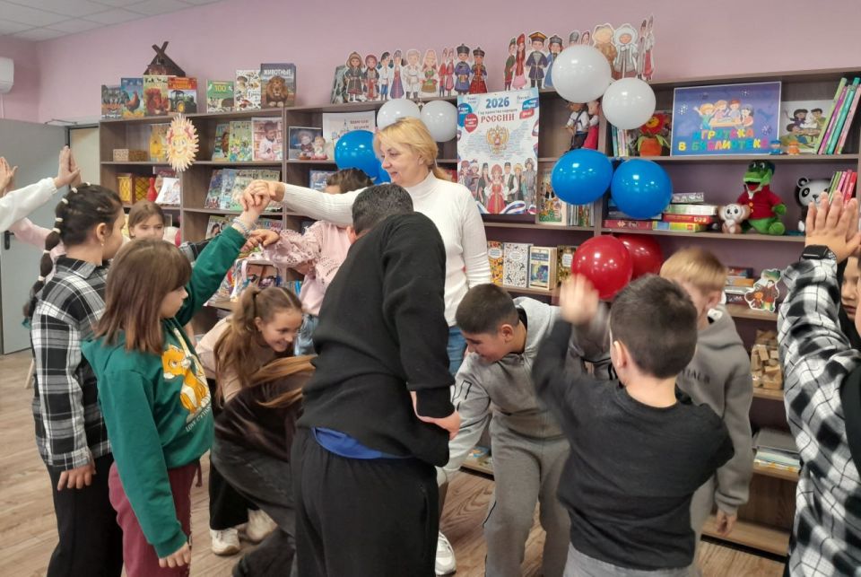 В рамках Всероссийской Недели детской и юношеской книги сотрудники детской библиотеки-филиала провели для обучающихся ГБОУ «Школа № 3 г.о. Дебальцево» конкурсно-игровую программу «Книга собирает друзей»