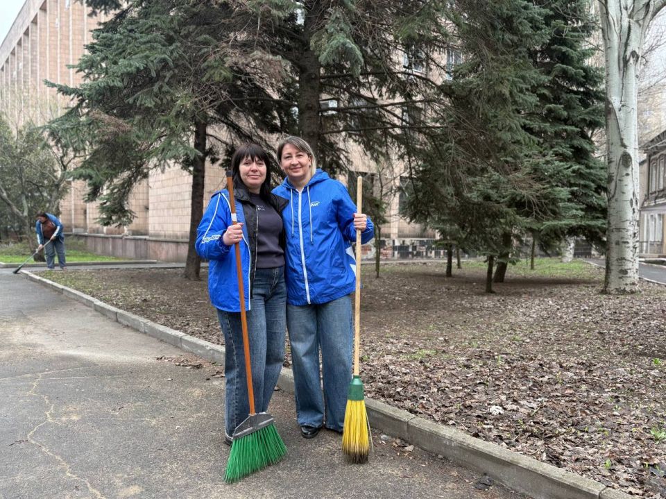Акция «Чистый четверг» в Ленинском районе города Донецка! Акция «Чистый четверг» в Ленинском районе города Донецка!