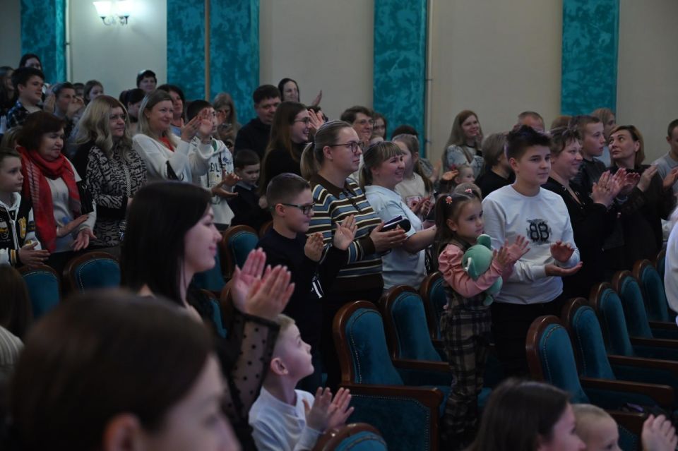 «Карлсон» прилетел в Донецк: в весенние каникулы Донецкая муздрама порадовала юных зрителей новым спектаклем «Карлсон» прилетел в Донецк: в весенние каникулы Донецкая муздрама порадовала юных зрителей новым спектаклем