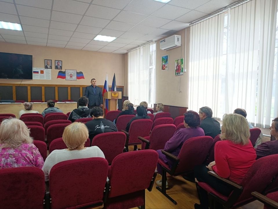 2 апреля в Червоногвардейском районе состоялась встреча руководителя Управы Антона Гринзовского с трудовым коллективом ГБПОУ «Макеевский медицинский колледж»