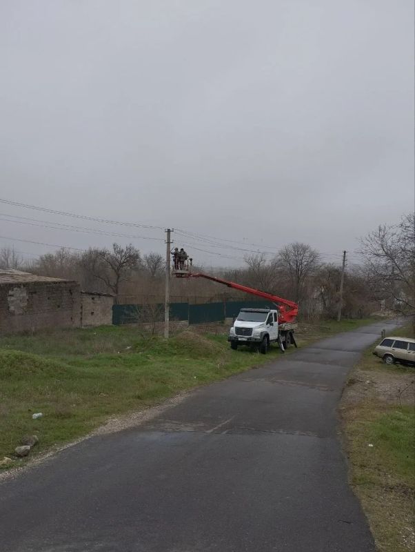 На левобережье Мариуполя специалисты демонтировали повреждённые электроопоры