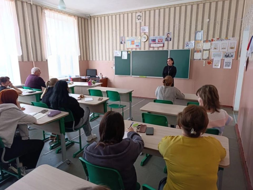 Лидер общественного мнения и главный редактор газеты «Новый луч» Регина Гадыева провела открытый диалог с сотрудниками школы № 4 Амвросиевского муниципального округа