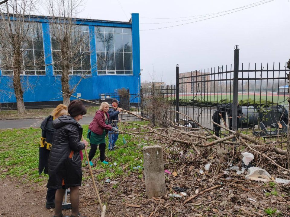 Сегодня, 2 апреля 2026 года, в рамках проекта «Городская среда» и "Донбасс Наш Дом", реализуемых Единой Россией , жители Кировского района приняли участие в традиционной экологической акции «Чистый четверг» Сегодня, 2 апреля 2026 года, в рамках проекта «Городская среда» и "Донбасс Наш Дом", реализуемых Единой Россией , жители Кировского района приняли участие в традиционной экологической акции «Чистый четверг»