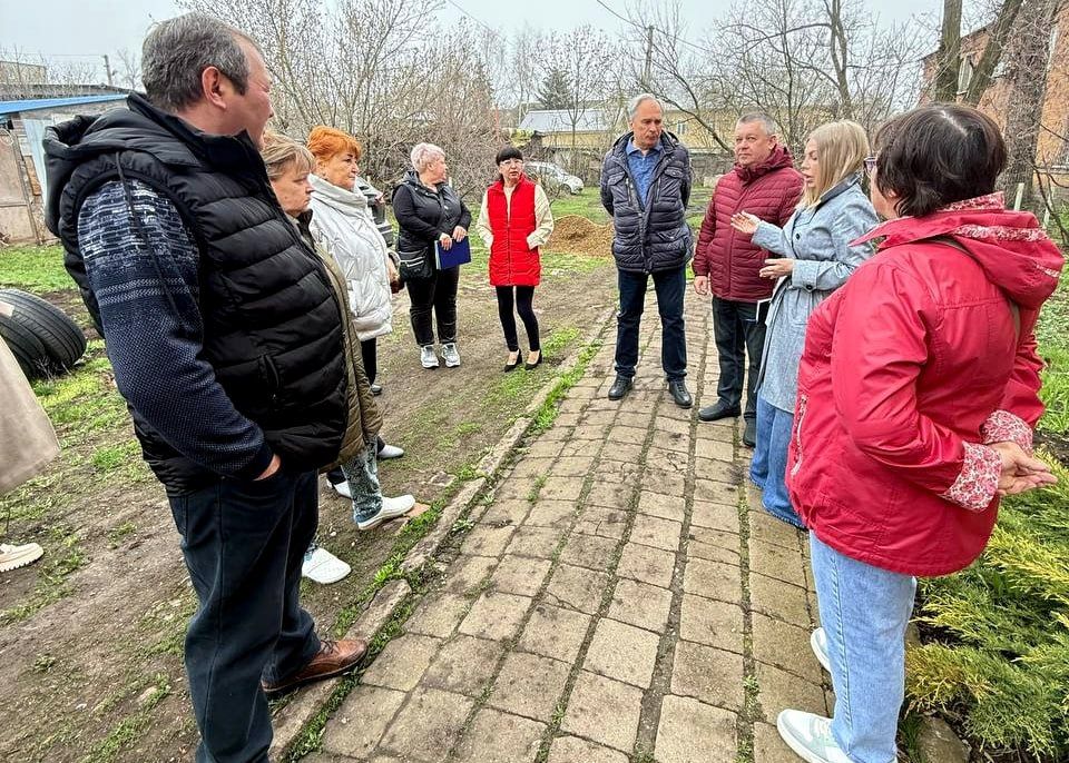 Иван Адамец: Первый заместитель руководителя управы Куйбышевского района Алина Волкова вместе с депутатами Донецкого городского совета Германом Полуниным, Дмитрием Пефтеевым и Валерием Солодовниковым провела встречу с... Иван Адамец: Первый заместитель руководителя управы Куйбышевского района Алина Волкова вместе с депутатами Донецкого городского совета Германом Полуниным, Дмитрием Пефтеевым и Валерием Солодовниковым провела встречу с...