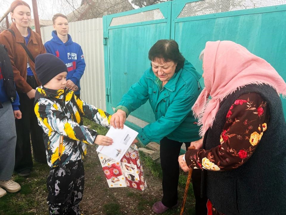 Активисты Ждановки поздравили с юбилеем бывшую узницу концлагерей Активисты Ждановки поздравили с юбилеем бывшую узницу концлагерей