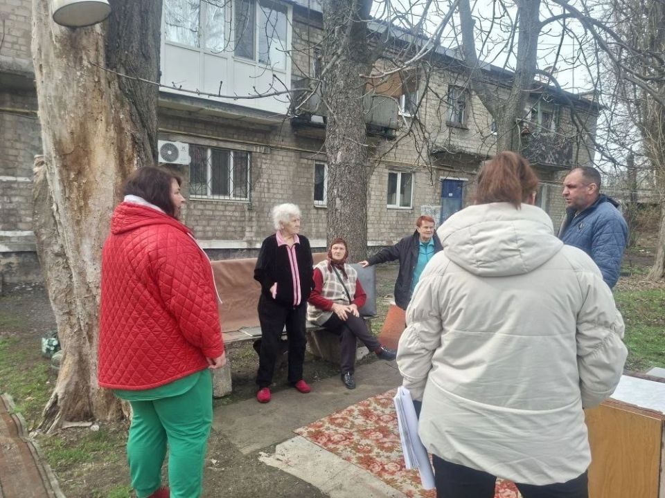 Сегодня, 2 апреля, спикер-активист Татьяна Синяговская провела встречу с жителями района на подведомственной территории по ул. Советская, 206 для выявления проблемных вопросов