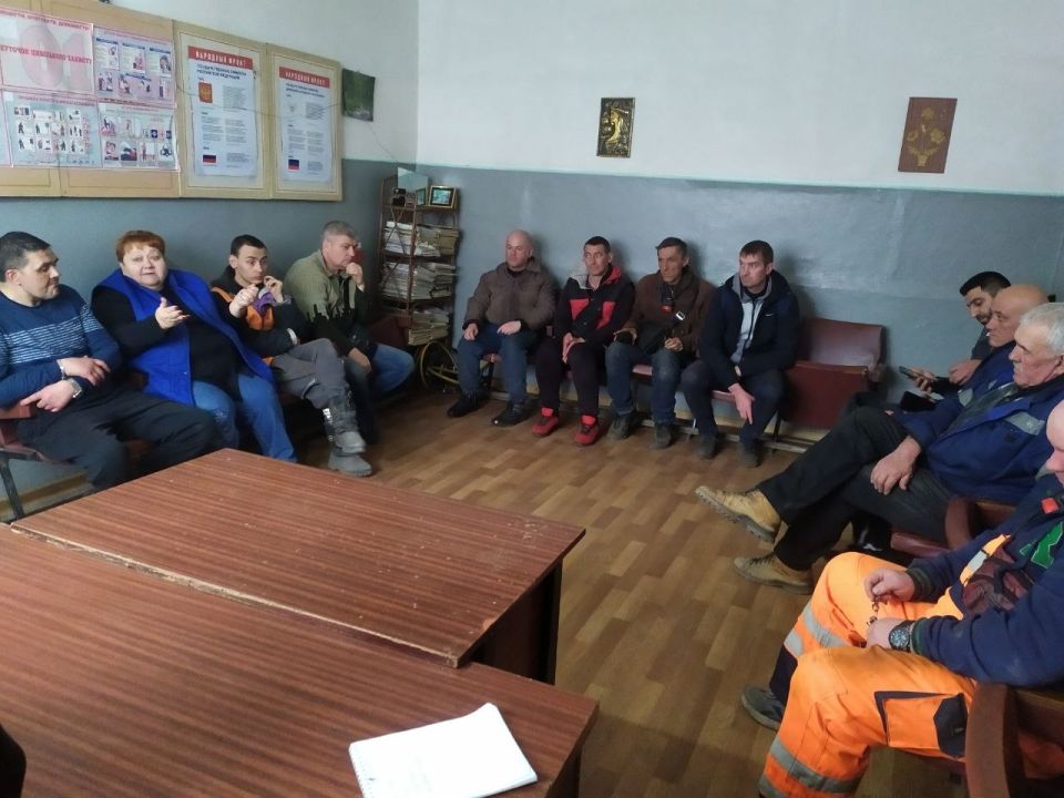 2 апреля заместитель главы администрации городского округа Торез Александр Люлькович провел встречу с трудовым коллективом Торезского филиала Единого регионального фонда по управлению многоквартирными домами на территории... 2 апреля заместитель главы администрации городского округа Торез Александр Люлькович провел встречу с трудовым коллективом Торезского филиала Единого регионального фонда по управлению многоквартирными домами на территории...