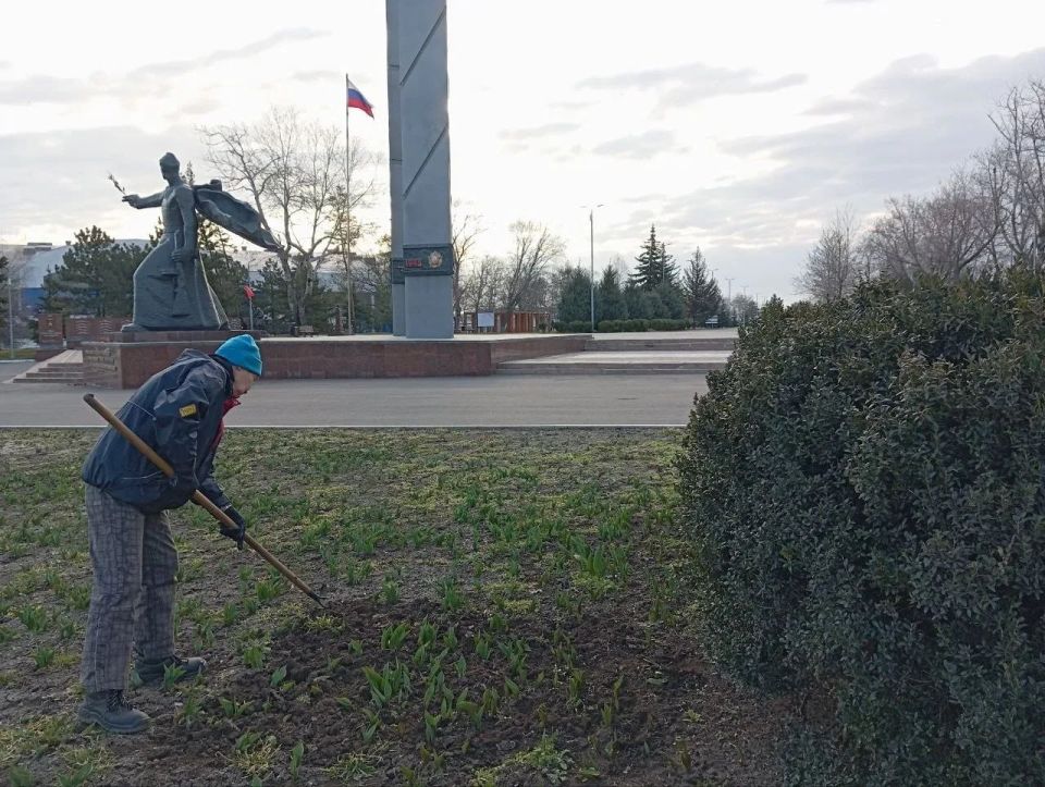 В Приморском районе коммунальщики облагораживают цветники