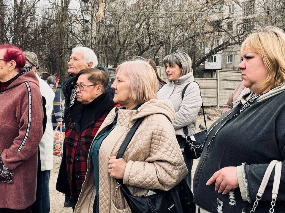 Анна Кондрыкинская: Приехали с коллегами на сход граждан на ул. Коммунистическая в Енакиево Анна Кондрыкинская: Приехали с коллегами на сход граждан на ул. Коммунистическая в Енакиево