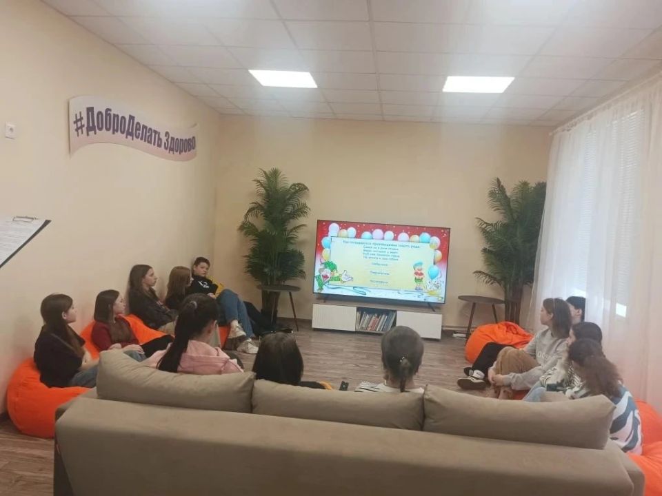 Ко Дня смеха, сотрудники МБУ "Дебальцевкий центр культуры и досуга" организовали яркую развлекательную программу для молодежи