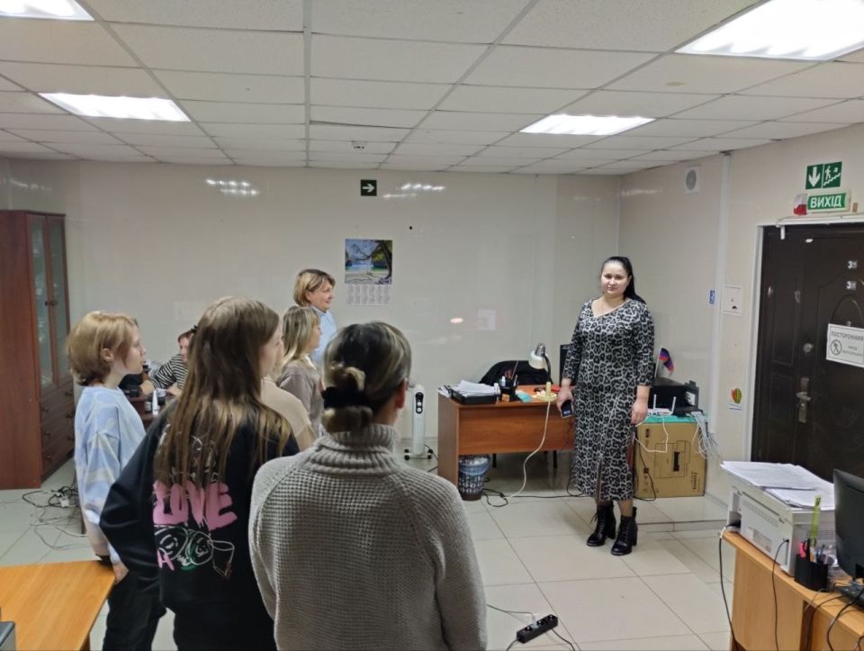 Сегодня депутат Тельмановского муниципального совета Мария Вагнер провела встречу с коллективом МКУ «Жилищно-коммунальное хозяйство и благоустройство»