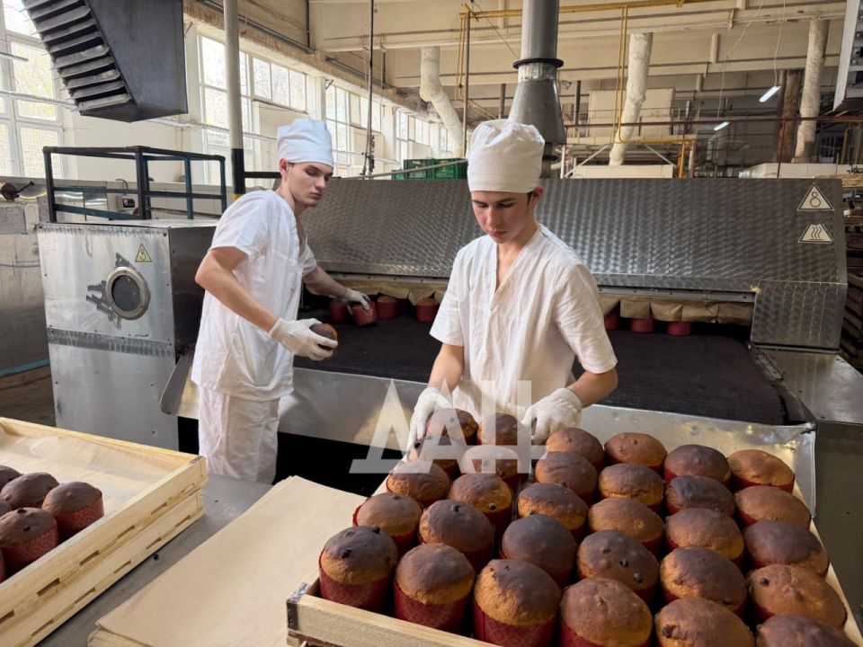 Вот они, с пылу, с жару — куличи и кексы, которые начали выпекать в ДНР к Пасхе