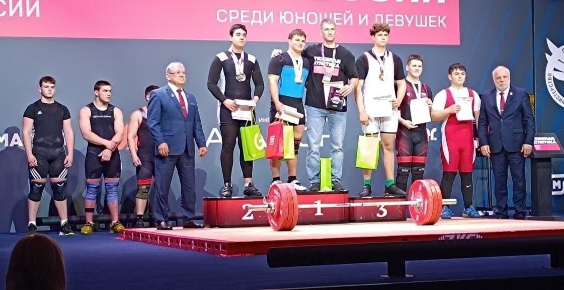 Харцызский тяжелоатлет завоевал бронзу на Первенстве России