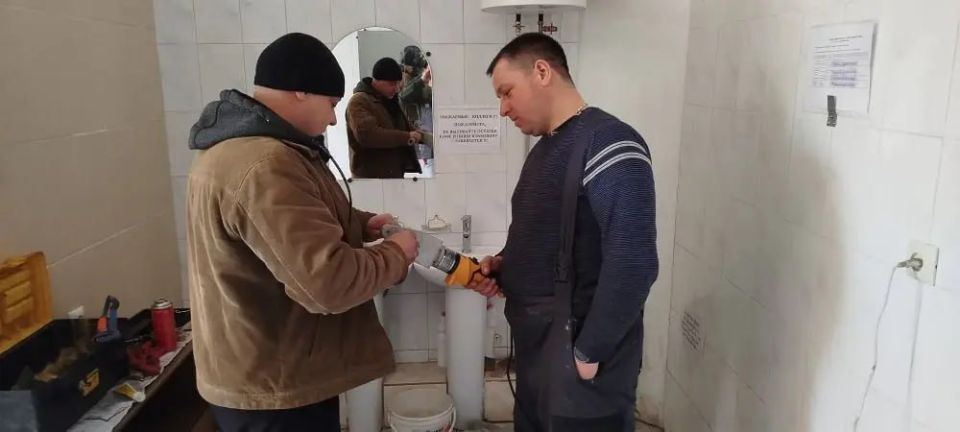 Специалисты Хабаровского края выполнили комплексные сантехнические работы в доме на улице Ленина в Дебальцево