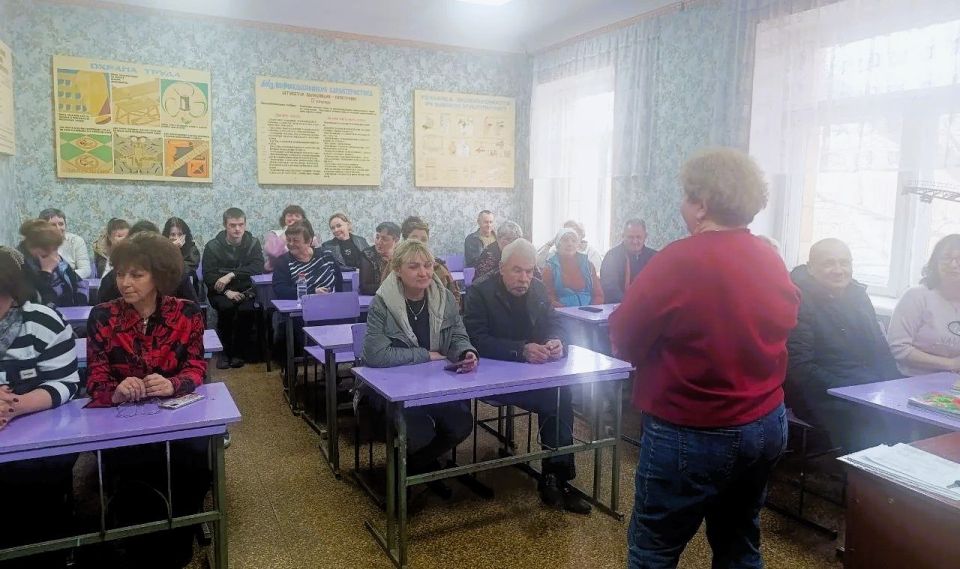 3 апреля в рамках поручения Главы ДНР Дениса Пушилина спикер Галина Егорова провела встречу с трудовым коллективом Макеевского промышленно-технологического техникума 3 апреля в рамках поручения Главы ДНР Дениса Пушилина спикер Галина Егорова провела встречу с трудовым коллективом Макеевского промышленно-технологического техникума
