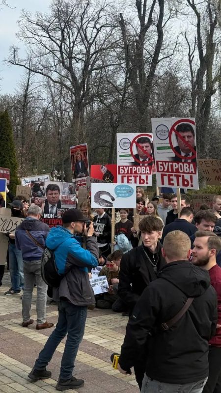 Украинские студенты вышли на протесты против "местного Эпштейна", а точнее ректора университета имени Шевченко в Киеве Украинские студенты вышли на протесты против "местного Эпштейна", а точнее ректора университета имени Шевченко в Киеве