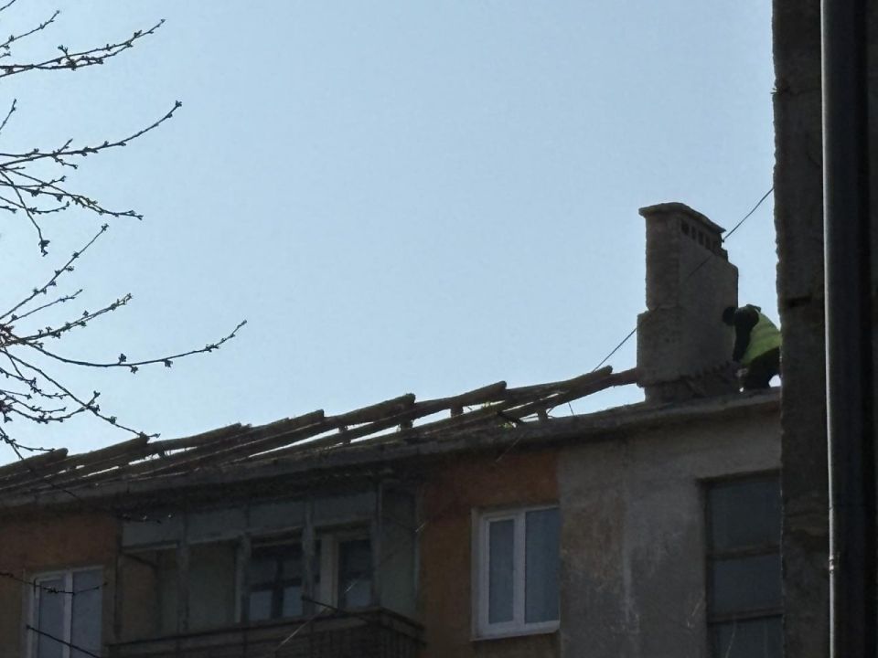 Александр Шатов: При поддержке сахалинцев рабочие приступили к ремонту кровли дома на улице Ленина в Шахтерске Александр Шатов: При поддержке сахалинцев рабочие приступили к ремонту кровли дома на улице Ленина в Шахтерске