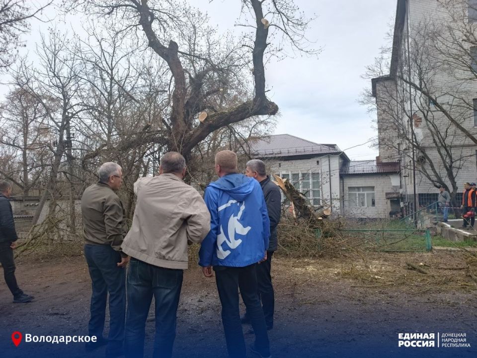 Сегодня, Глава муниципального образования Володарский муниципальный округ, секретарь Володарского местного отделения С. В. Юзвинкевич в рамках проведения субботника проинспектировал ход работ по спилу и кронированию... Сегодня, Глава муниципального образования Володарский муниципальный округ, секретарь Володарского местного отделения С. В. Юзвинкевич в рамках проведения субботника проинспектировал ход работ по спилу и кронированию...