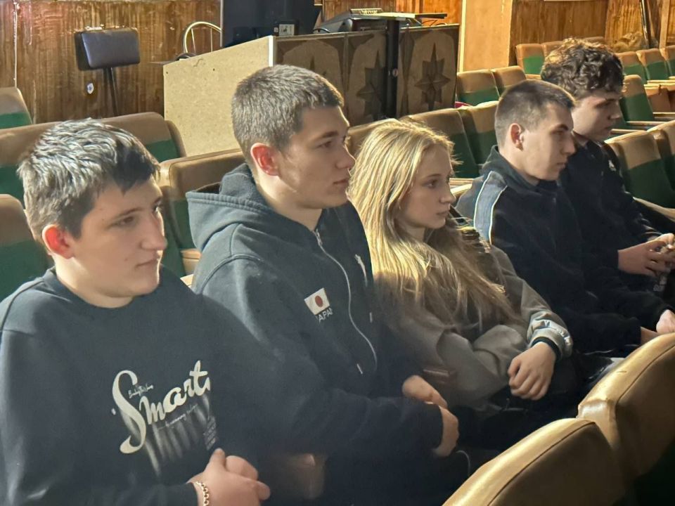 В Докучаевске прошли мероприятия ко Дню смеха В Докучаевске прошли мероприятия ко Дню смеха