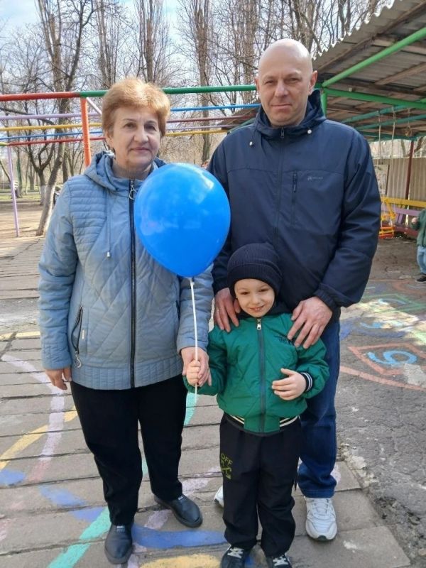 Кировчане присоединились к всероссийской акции «Зажги синим» Кировчане присоединились к всероссийской акции «Зажги синим»